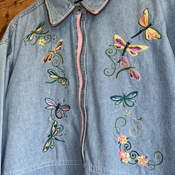 Sierra Pacific Denim Floral & Dragonfly Embroidered Top - Picture 2 of 14